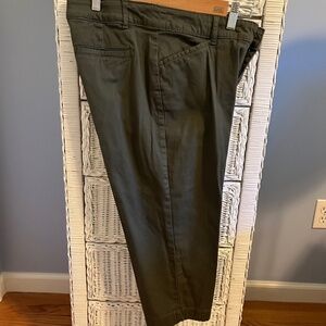 St. John's Bay "Secretly Slender" Capri Pant sz 10 Green